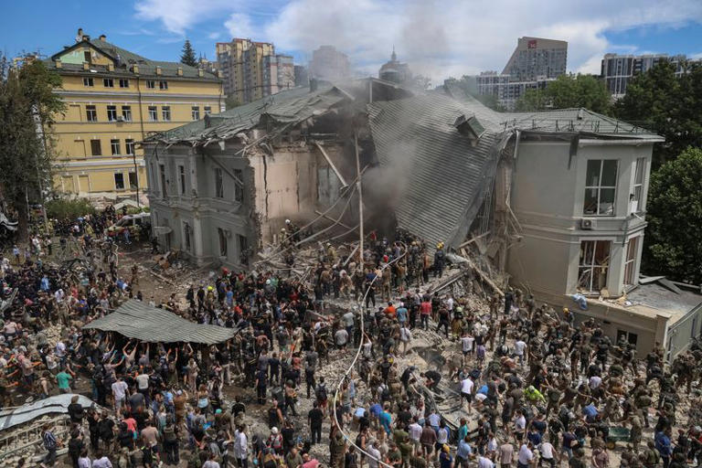Misil impacta contra hospital infantil en Kiev (Reuters).