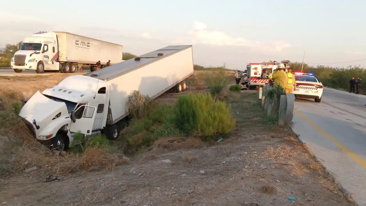 Tráiler con 135 migrantes se accidenta en Sonora; hay 14 lesionados