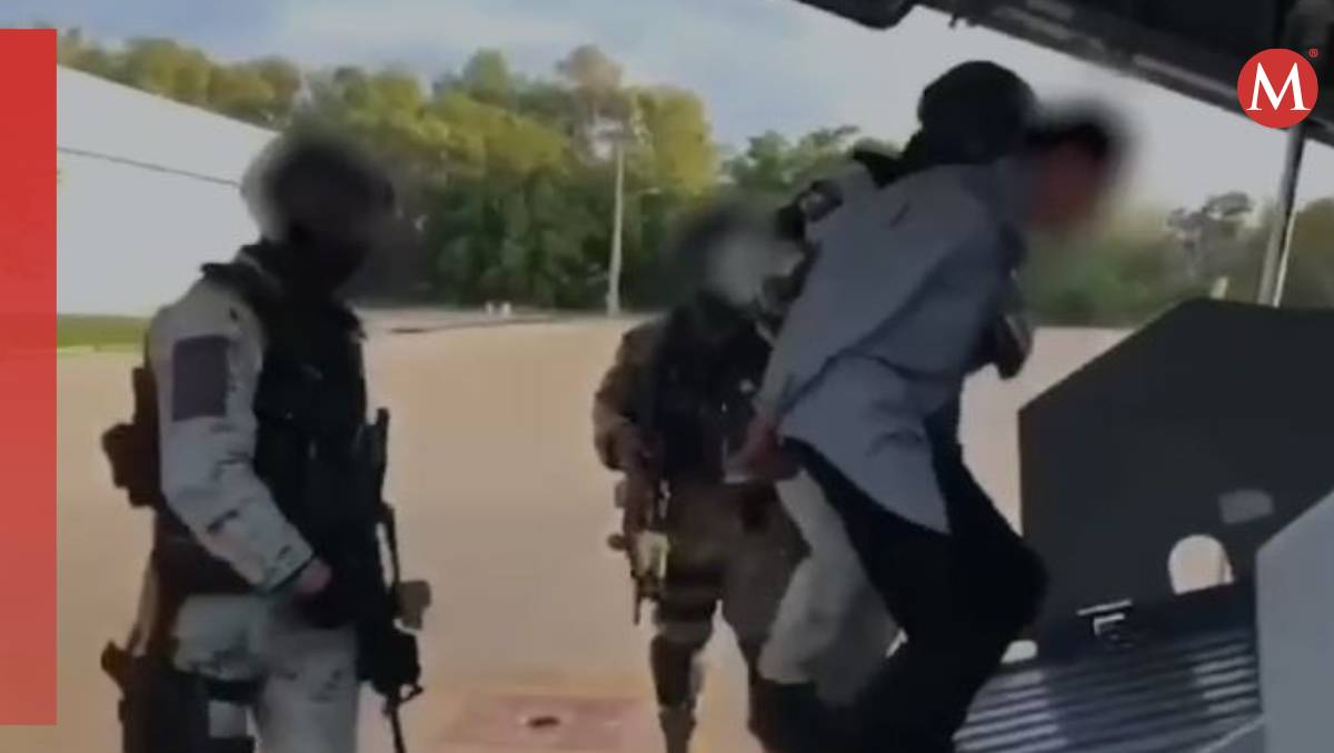 El video muestra el momento en el que el presunto criminal es ingresado a una aeronave de las fuerzas armadas (Especial)