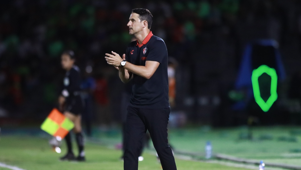 Beñat San José da indicaciones en el partido contra Juárez (Foto: Mexsport)