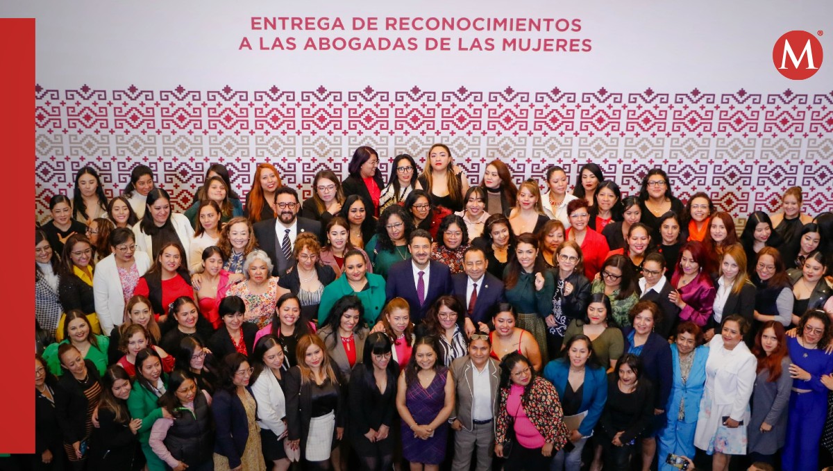 Entrega de reconocimientos a las abogadas de las mujeres | X: @martibatres