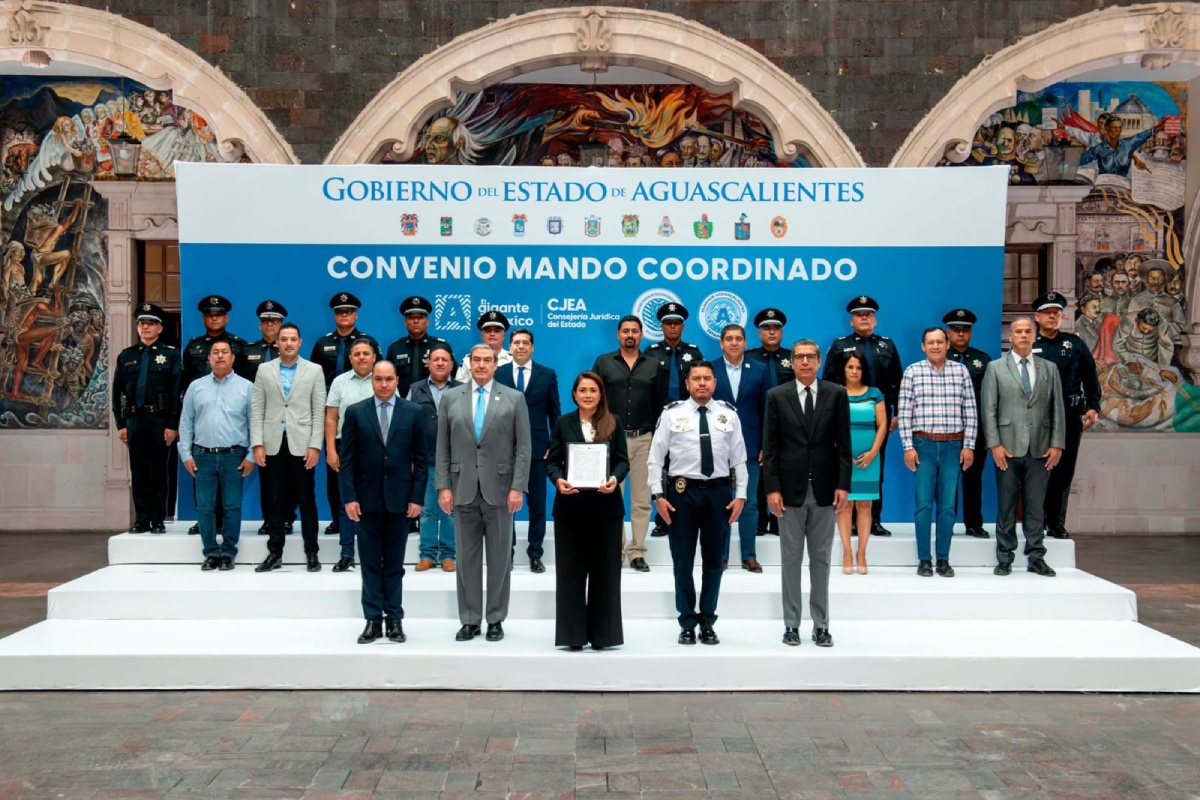 La firma de este acuerdo permitirá que policías tengan acceso a mejores condiciones laborales, capacitación y profesionalización. Foto: @TereJiménez.