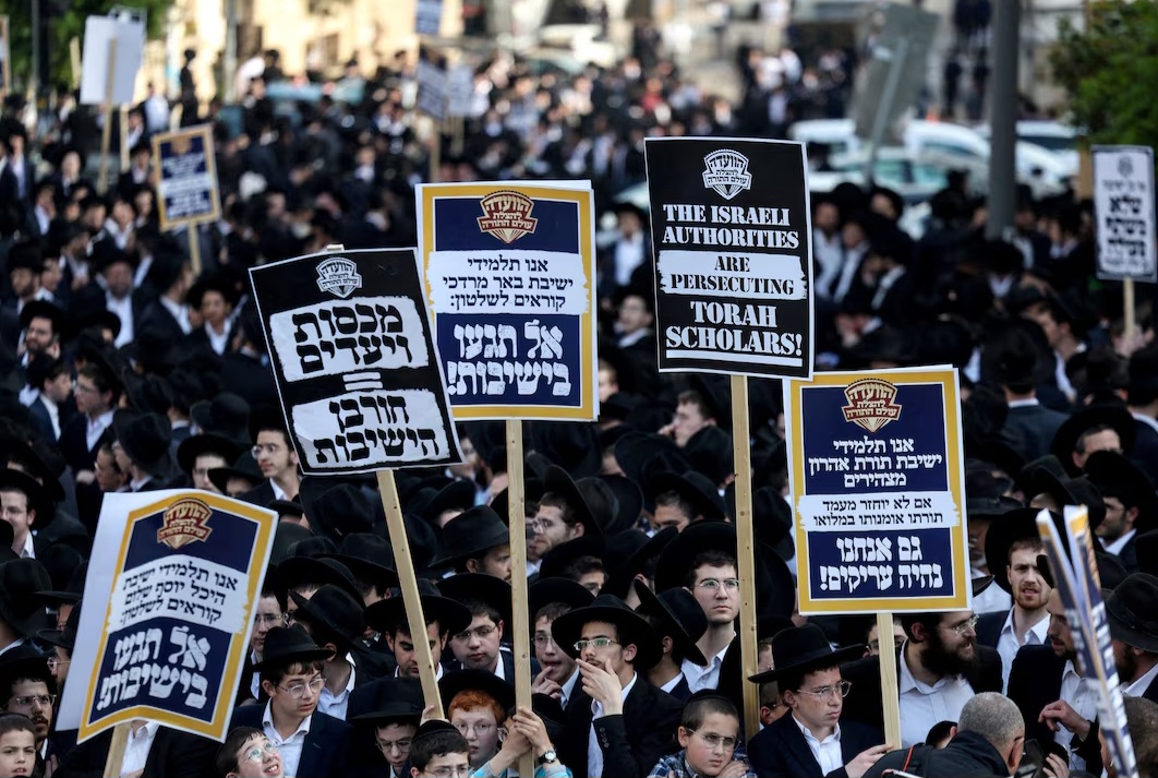 Hombres judíos ultraortodoxos protestan contra los intentos de cambiar la política gubernamental que otorga a los judíos exenciones | Reuters