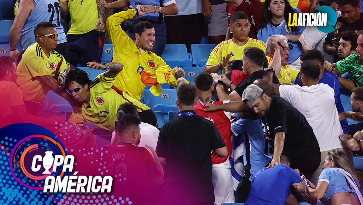Jugadores uruguayos se pelean con aficionados de Colombia (AFP)