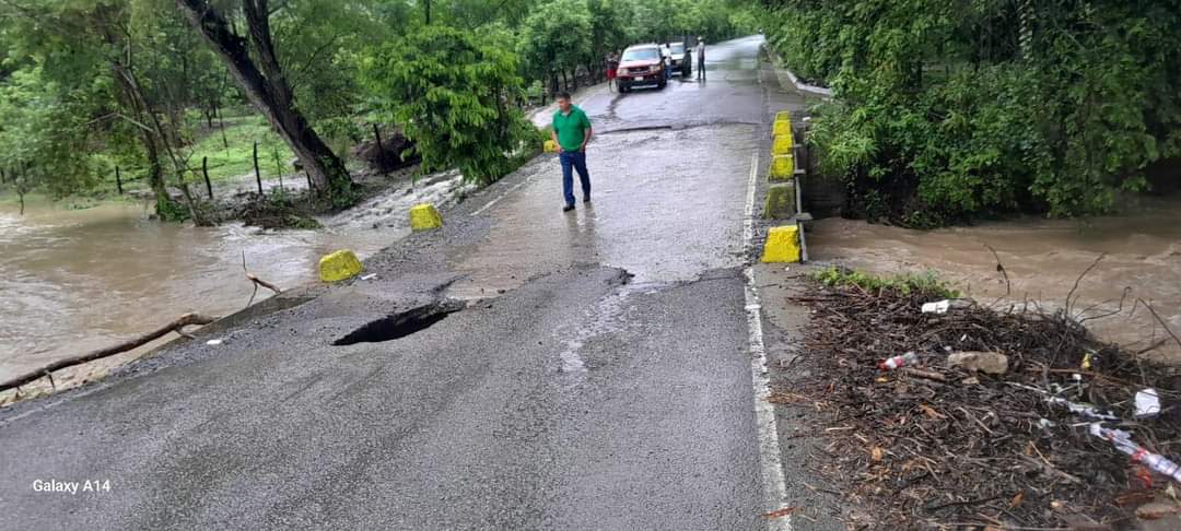 Socavón en carretera de Huejutla de Reyes tras fuertes lluvias