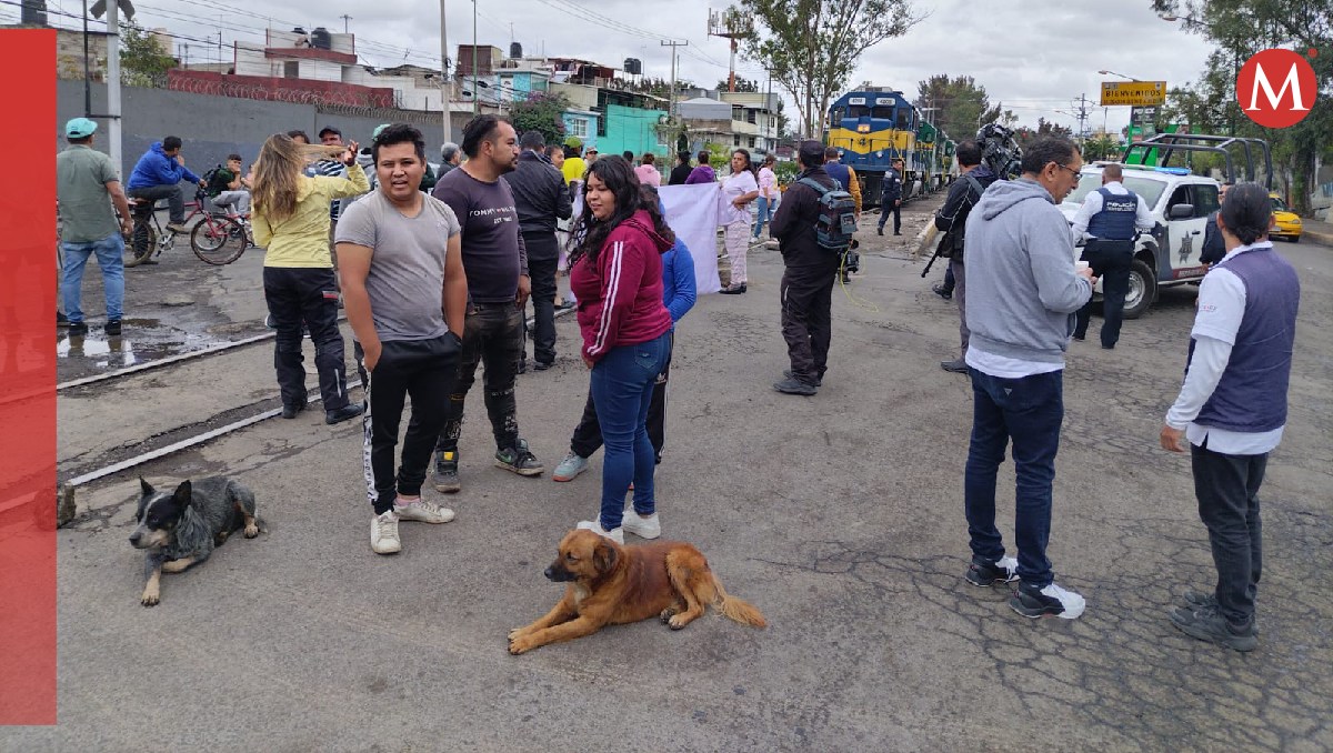Vecinos bloquean el paso del tren en la vía Tapo para exigir solución al brote de combustible. Foto: (Especial)