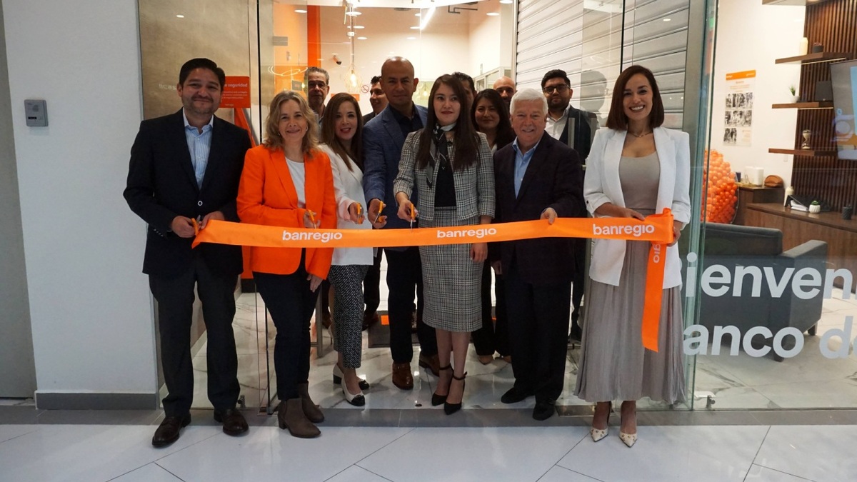 Los directivos del banco se encargaron de cortar el listón para inaugurar la sucursal. (Daniel Gutiérrez)