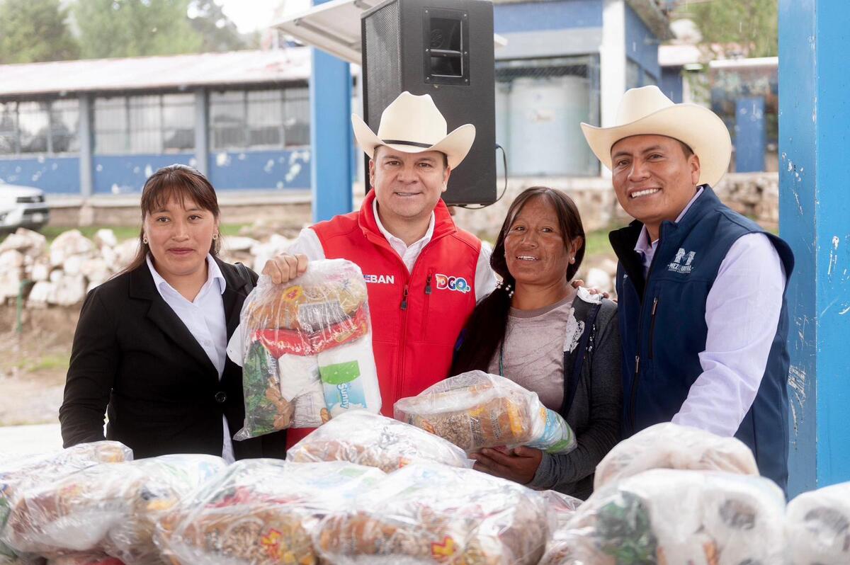 Entrega de apoyos en El Mezquital.