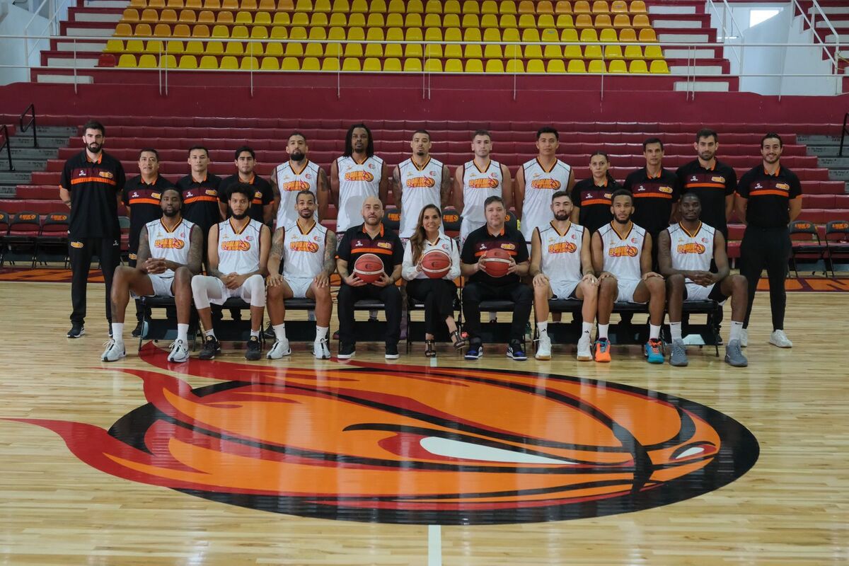 El equipo "El Calor de Cancún" en fotografía oficial con la gobernadora Mara Lezama | Especial