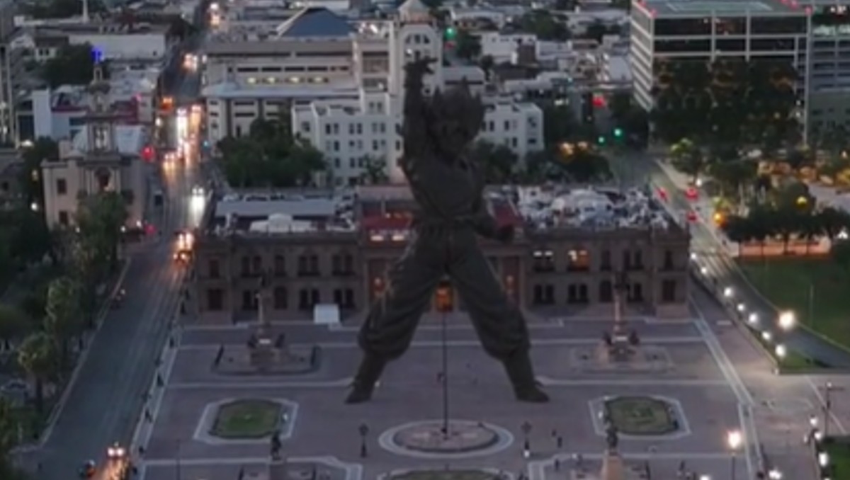 Estatua de Gokú en el centro de Monterrey. Foto: Especial.