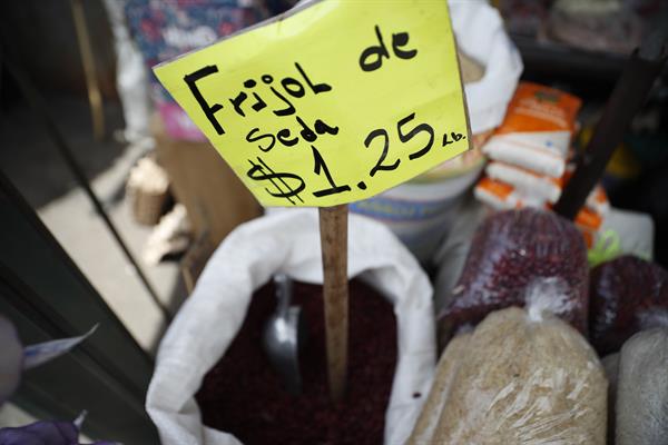 Fotografía de una venta de granos básicos, a las afueras del mercado central en San Salvador (El Salvador). | Foto: EFE