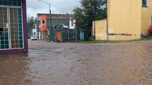 Intensas lluvias dejan inundaciones y afectaciones en vialidades de Tarímbaro y Morelia, Michoacán