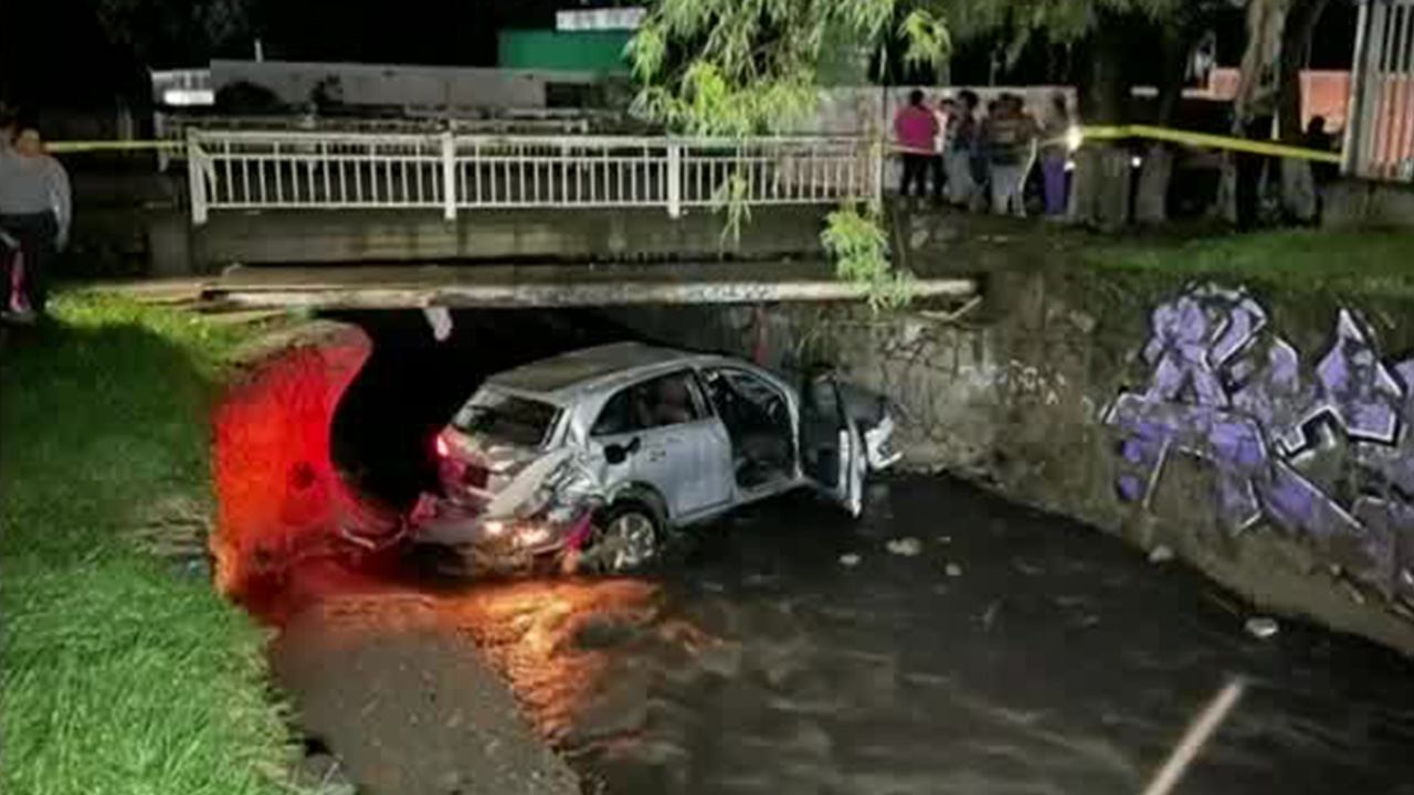 Interrumpen búsqueda de joven que fue arrastrada por la corriente de un canal en Zapopan