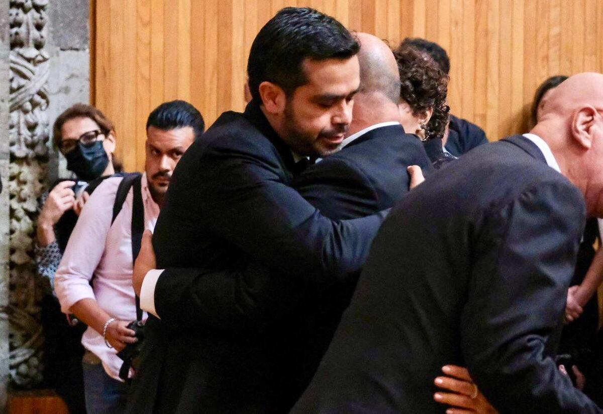 Máynez abraza a Enrique Alfaro durante el homenaje póstumo a su padre. | X