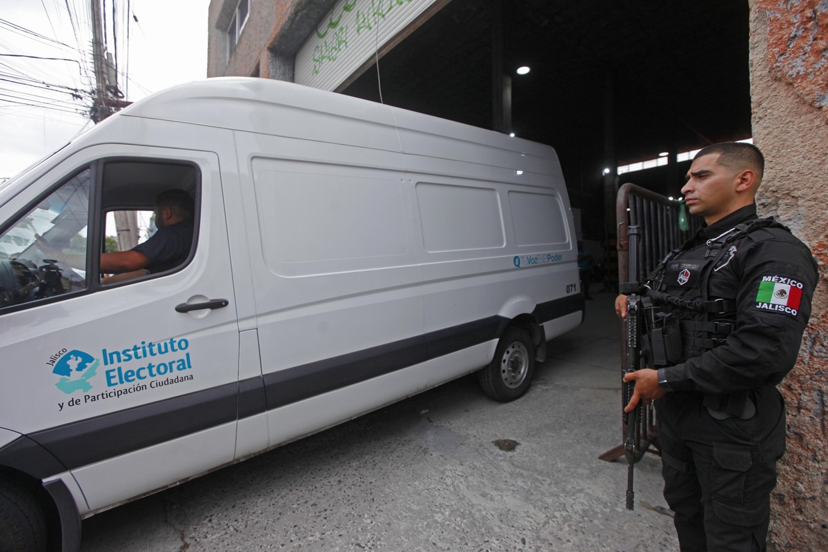 Trasladan paquetes electorales que no fueron contabilizados en elección de Guadalajara (Fernando Carranza)