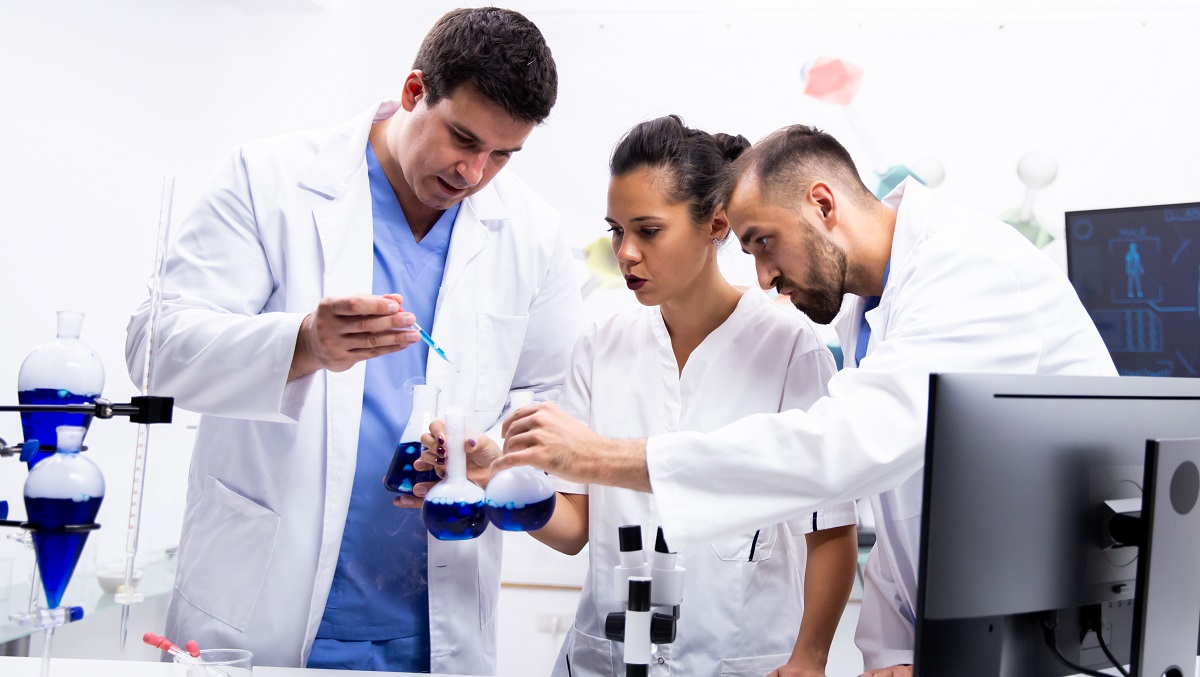 La universidad actualmente cuenta con 375 catedráticos en el Sistema Nacional de Investigadoras e Investigadores. (freepik.es)