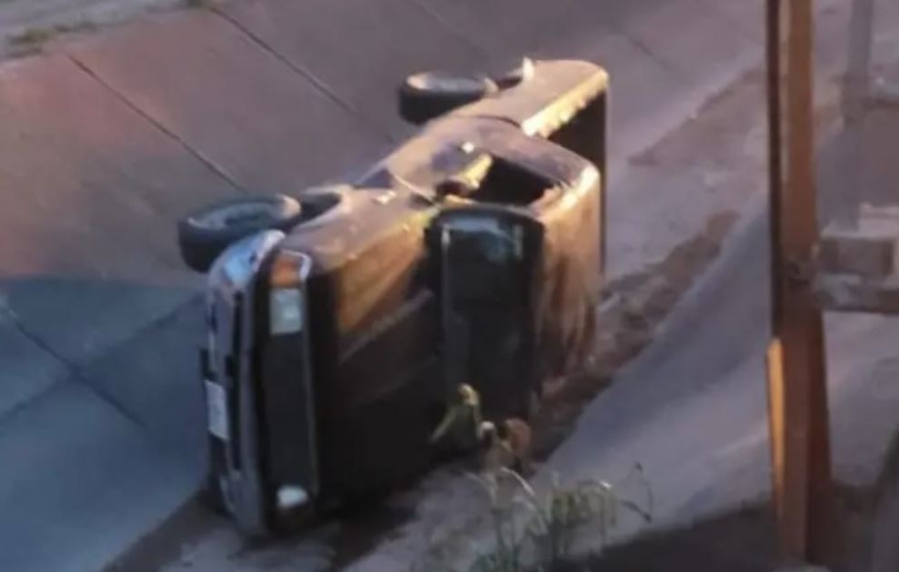 Vuelca camioneta en Alfajayucan.