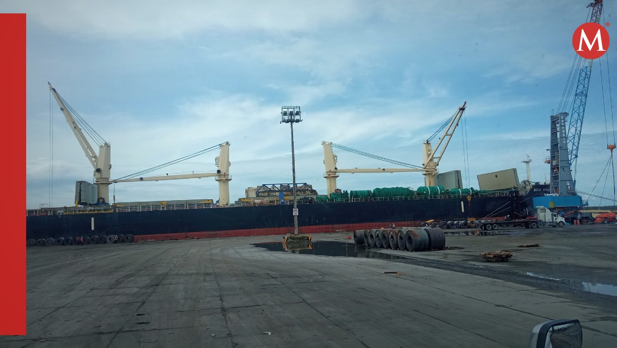Barco atracado en un muelle dentro del puerto de Altamira.