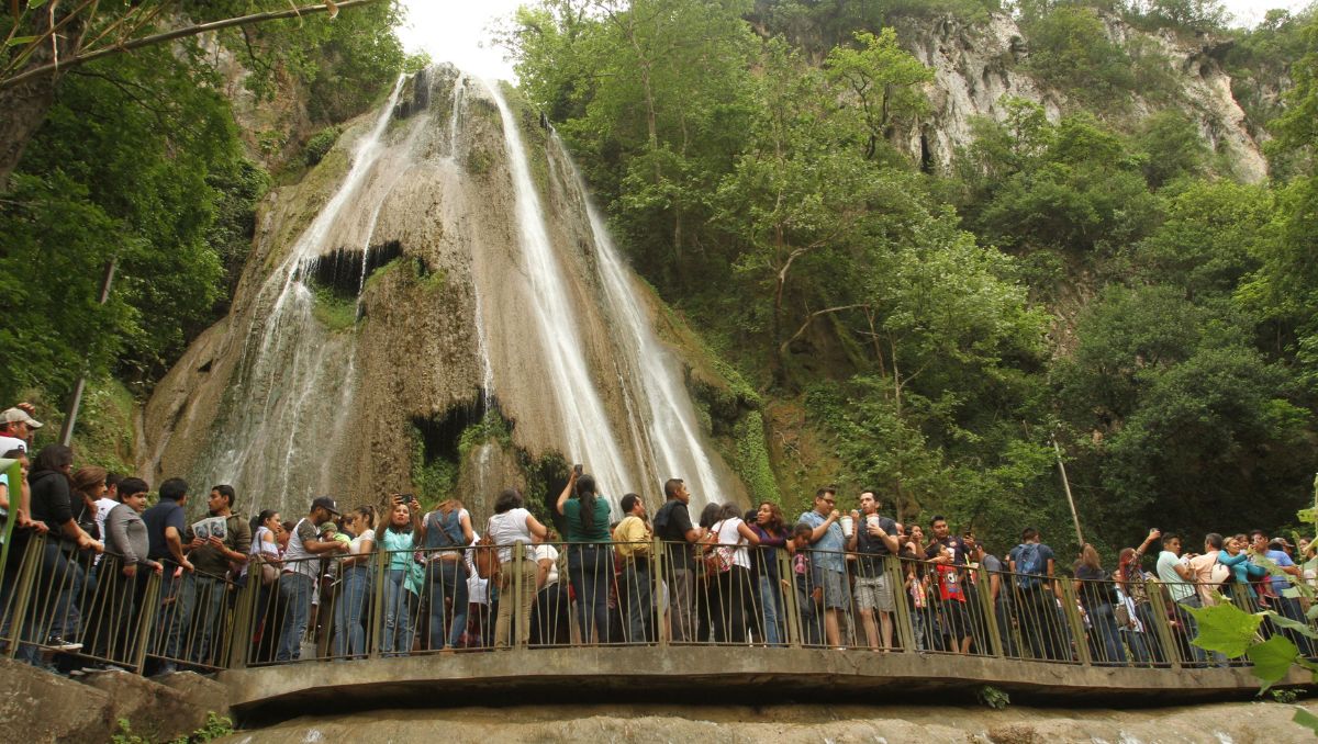 La Cola de Caballo en el municipio de Santiago recibe a miles de turistas al año. Roberto Alanís