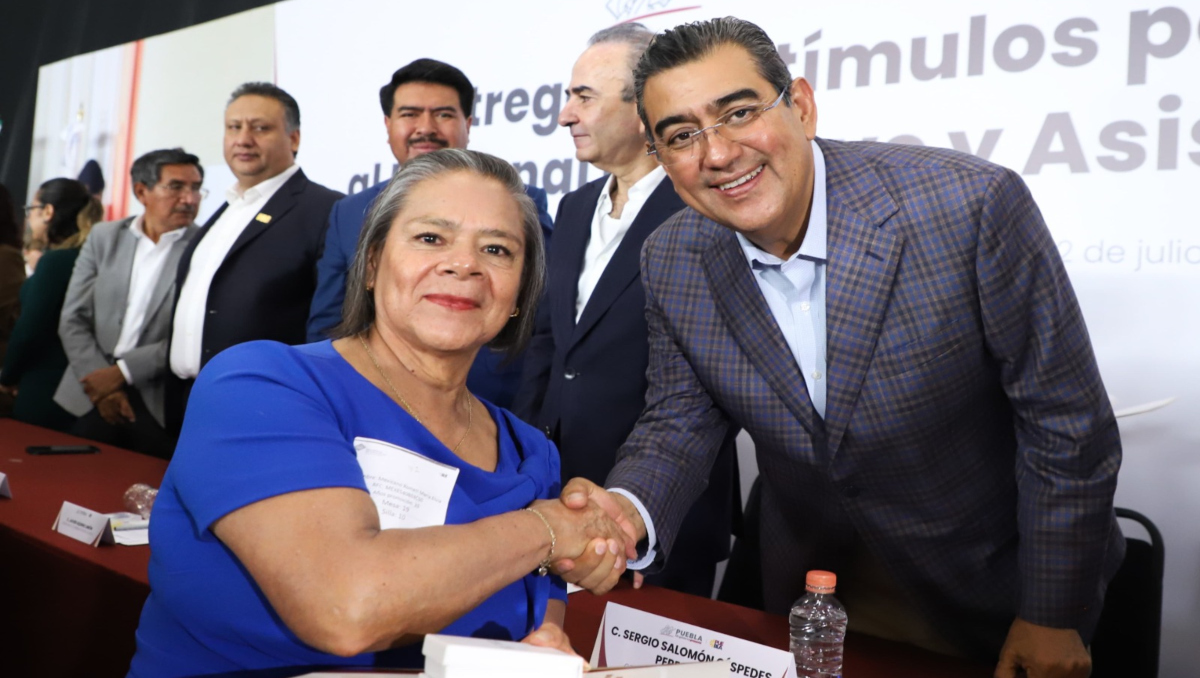 Gobernador Puebla entrega medallas a personal SEP por años de servicio | Especial
