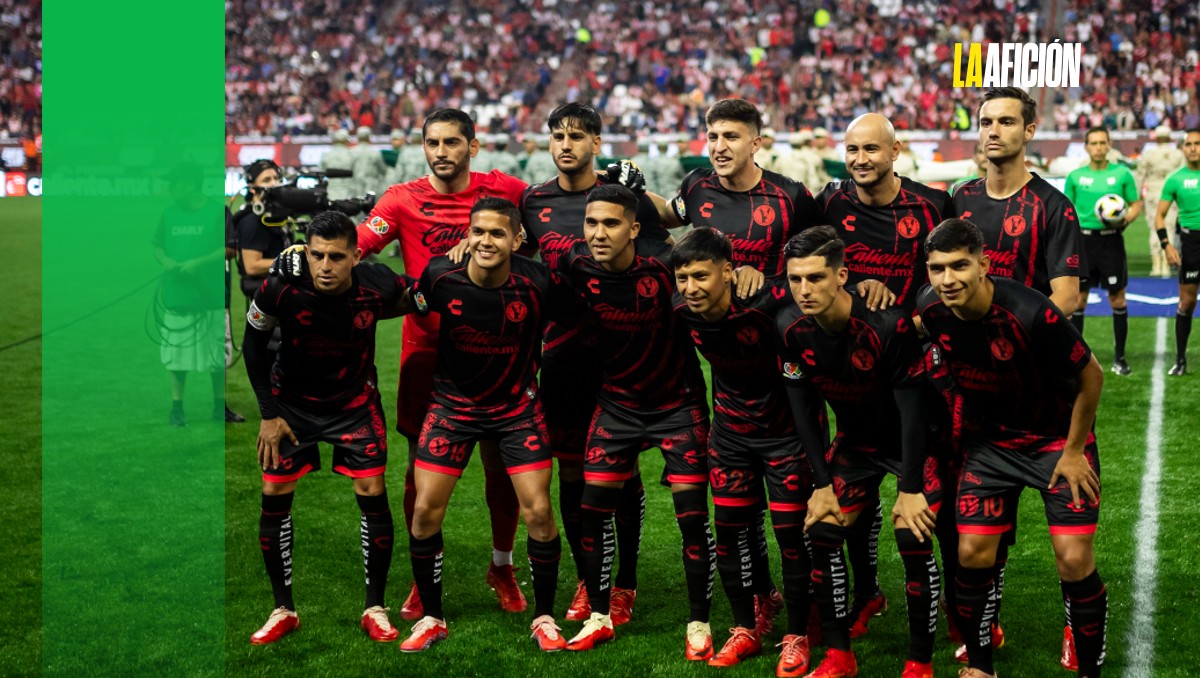 Jugadores de Xolos ladran mientras presentan su alineación frente Chivas (Imago 7)