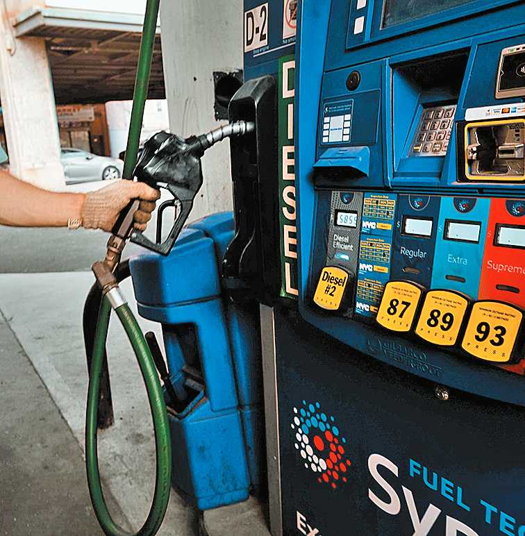 La tarifa de la gasolina bajó 3.8%. Spencer Platt/AFP