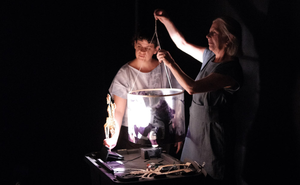 La presencia física de las animadoras en el escenario es parte fundamental de la obra. (Foto: @malamadre.oax)
