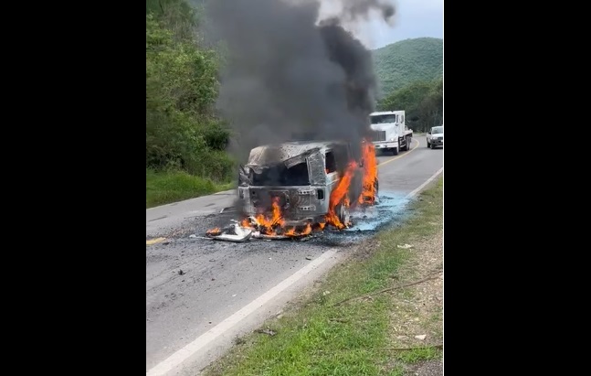 El auto se incendió por lo que fue cerrada la circulación en ambos sentidos. (Especial)