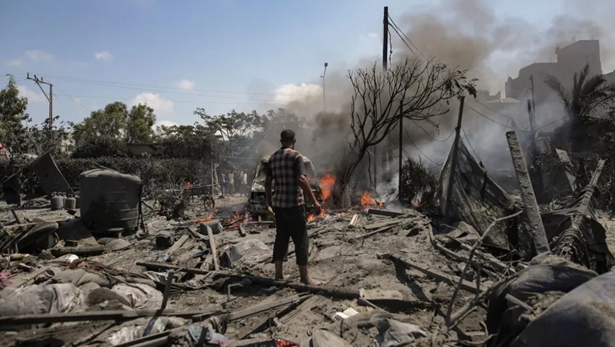 Palestinos inspeccionan la zona atacada, en el sur de la Franja de Gaza. (Foto: EFE)