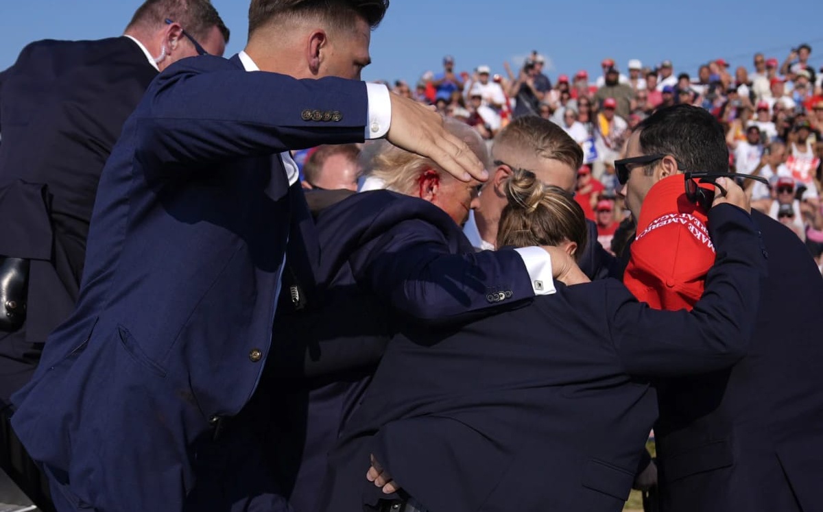 Servicio Secreto desaloja a Donald Trump tras alerta de disparos. Foto: Agencia AP