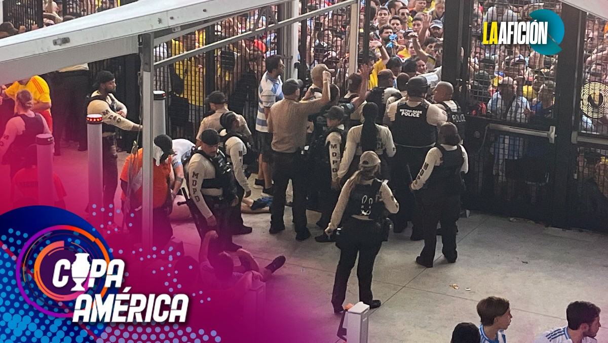 Aficionados se quedan fuera del estadio para la final de la Copa América tras incidentes  (AFP)