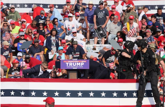 El candidato presidencial republicano, Donald Trump, es asistido por personal del Servicio Secreto de Estados Unidos | Foto: Reuters