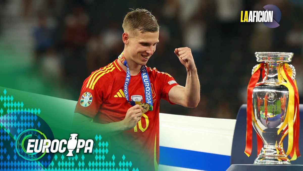 Dani Olmo salvada un balón en la línea de la portería en la Eurocopa (Reuters)