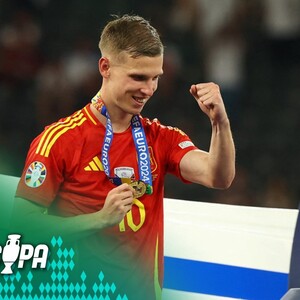 Dani Olmo salvada un balón en la línea de la portería en la Eurocopa