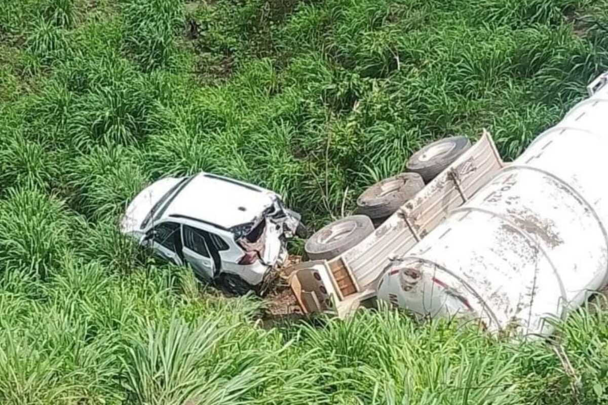 Un camión embistió a dos automóviles.