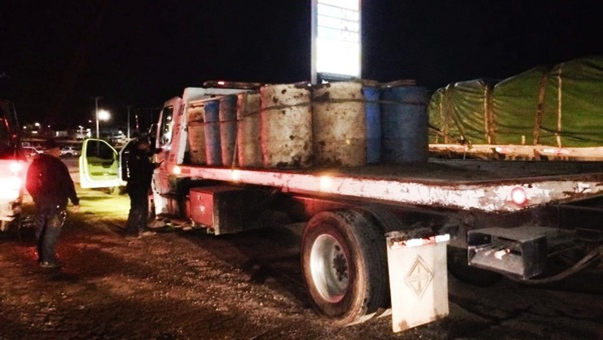 Vehículo y contenedores de combustible recuperados por agentes de la SSPH en Cuautepec, Hidalgo. (Cortesía)