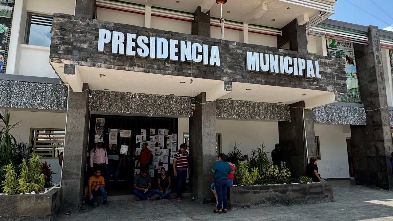 En Chiapas, exempleados del Ayuntamiento de Jiquipilas toman las instalaciones de Palacio Municipal