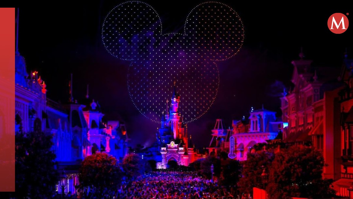Drones iluminan el cielo con silueta de Mickey