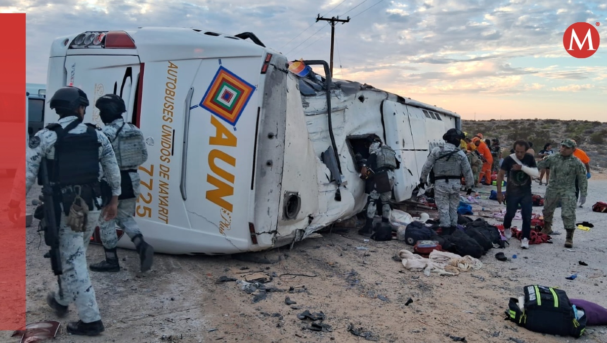 Paramédicos atendieron el accidente del camión en la carretera San Felipe-Puertecitos.| Especial