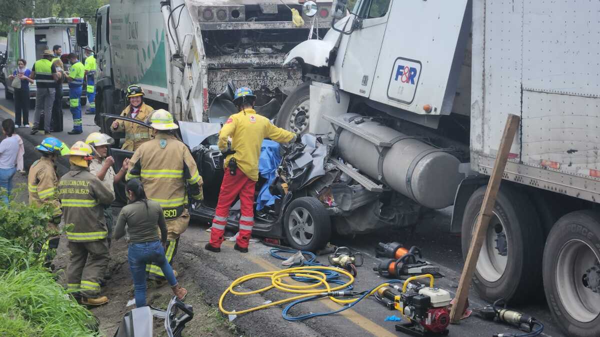 El accidente ocurrió sobre la carretera Guadalajara a Colima. (Juan Carlos Munguía)