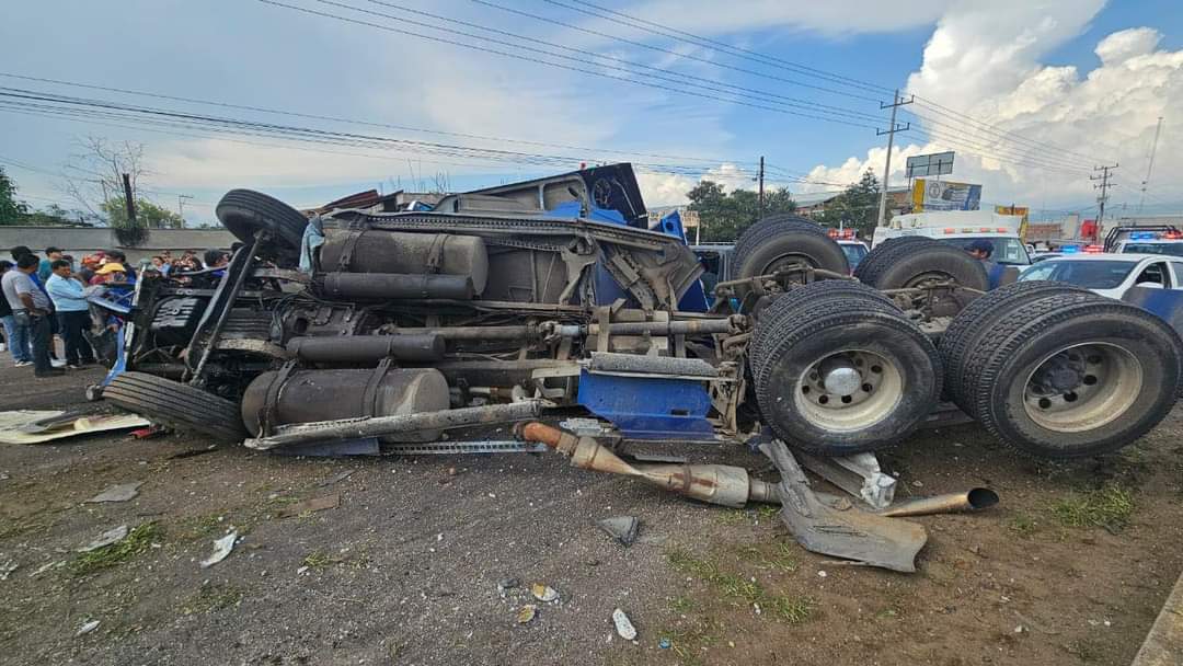 Camión de carga pesada volcado sobre la carretera México-Tuxpan