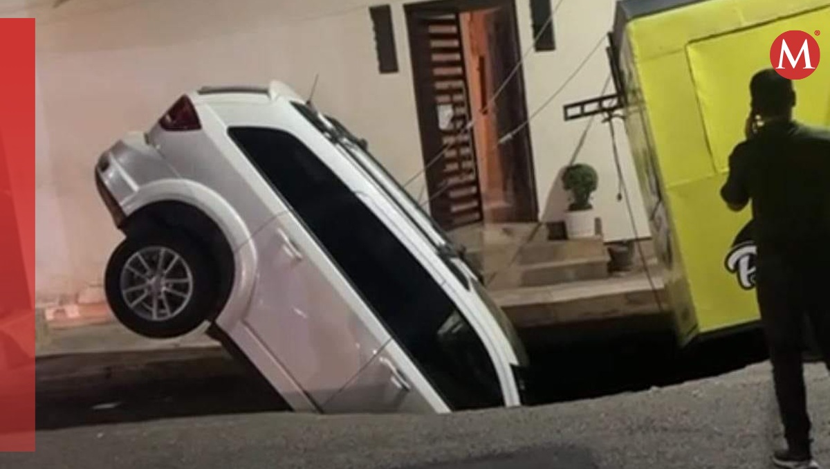 Una camioneta cayó a un socavón en Culiacán, Sinaloa. | Especial