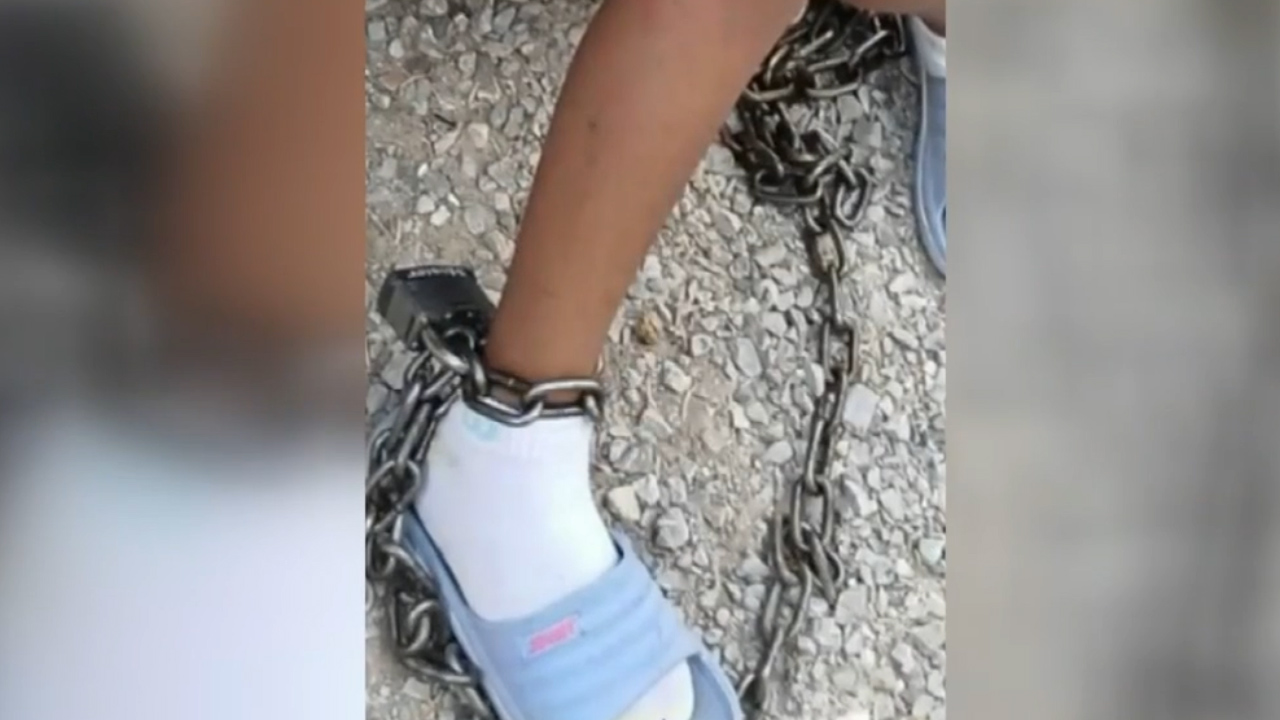 En Ciudad Juárez, imputan a mujer por encadenar a sus hijas y encerrarlas en el baño