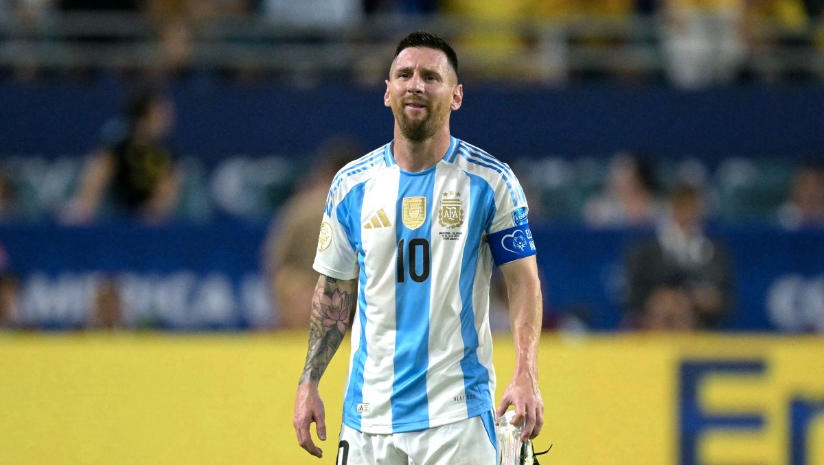 Lionel Messi salió al minuto 66 de la final de Copa América debido a una fuerte hinchazón en su tobillo (AFP)
