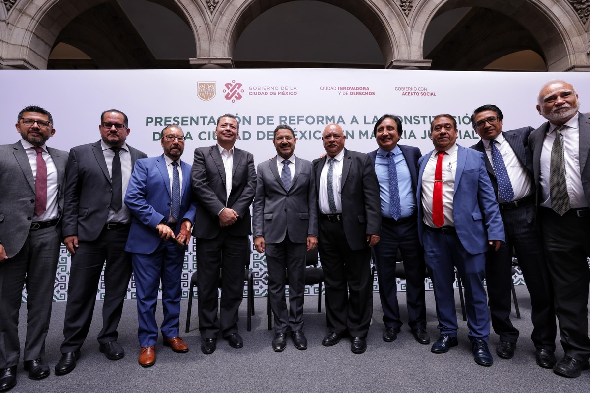 Martí Batres Guadarrama, presentó la Iniciativa de Reforma al Artículo 35 de la Constitución de la Ciudad de México.