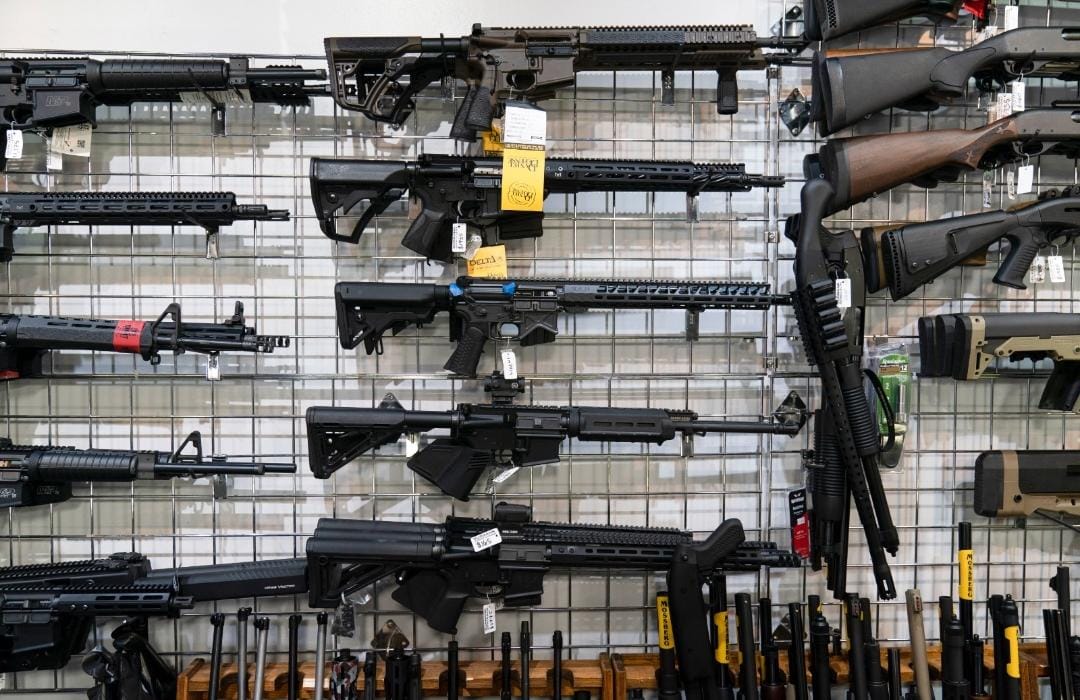 La mayoría de las personas en EU tiene un rifle R-15 (AP).