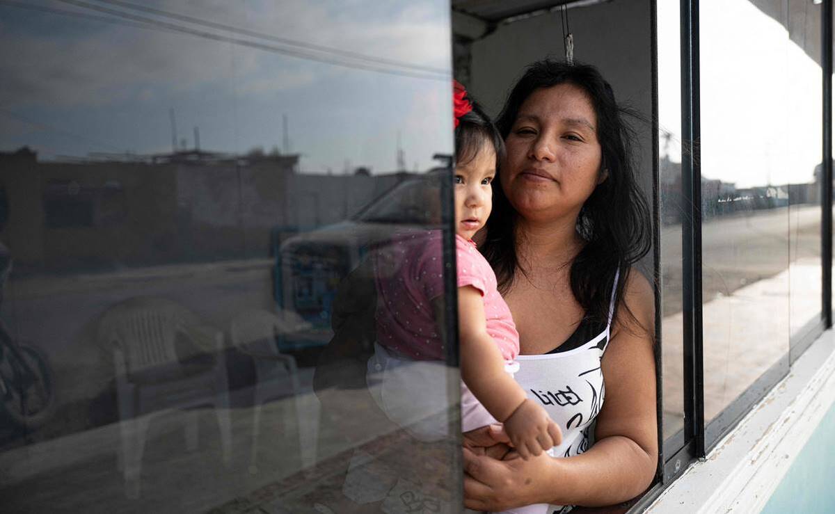Mireya Minaya, de 32 años, posa para una fotografía en su casa en Huarmey. Ella tiene varios “niños del arsénico”. | Foto:AFP