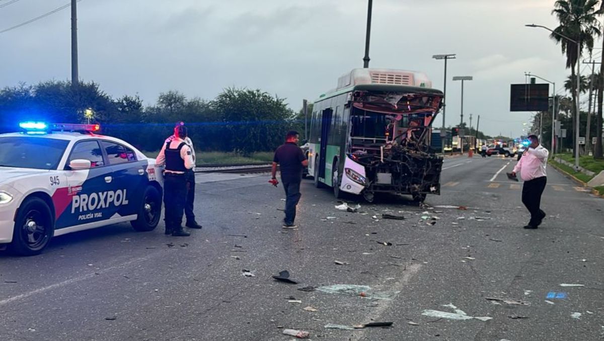 Policía de Proximidad de Escobedo (Proxpol) abanderaron la escena del accidente. Agustín Martínez