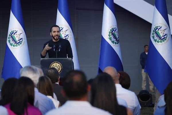 El presidente de El Salvador, Nayib Bukele, habla en la inauguración del centro tecnológico de datos comercial, Data Trust