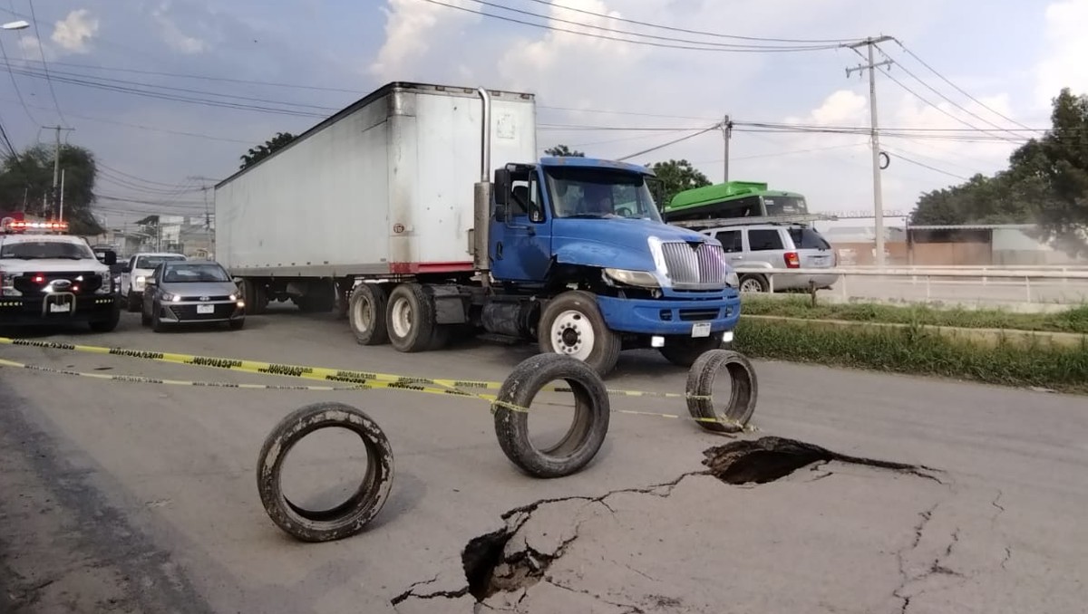 Trabajan para reparar socavón en Camino Real a Colima en Tlaquepaque (Dalia Rojas)